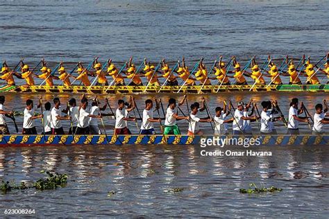 Boat crew members train on the waters of the Tonle Sap River on。